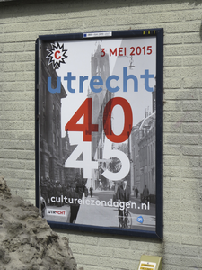 908161 Afbeelding van het affiche voor de Culturele Zondag 'Utrecht 40-45', op het hoogspanningshuisje aan de ...